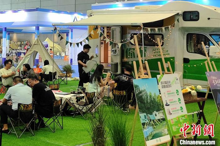 房車露營(yíng)成新寵。　鄧霞 攝