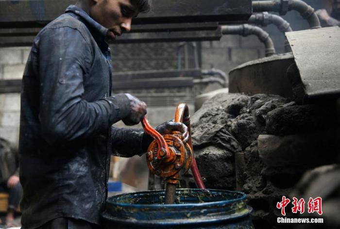 資料圖：敘利亞工人自建煉油廠，應(yīng)對(duì)燃料短缺。從廢棄塑料中提取燃料的程序很危險(xiǎn)，操作者需十分謹(jǐn)慎。