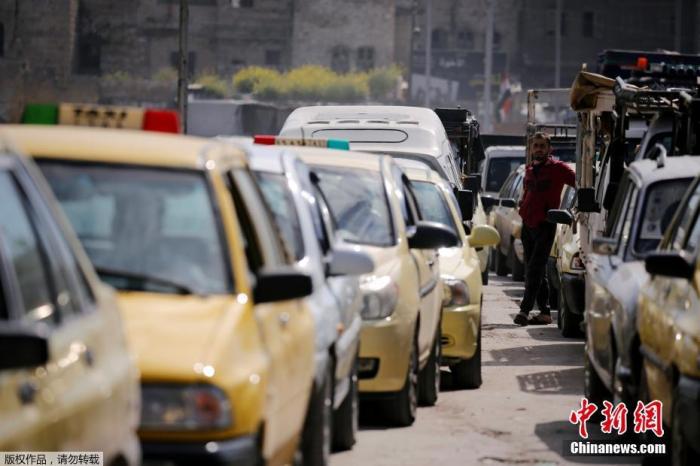 資料圖：敘利亞街頭，車輛排長(zhǎng)隊(duì)等待加油。