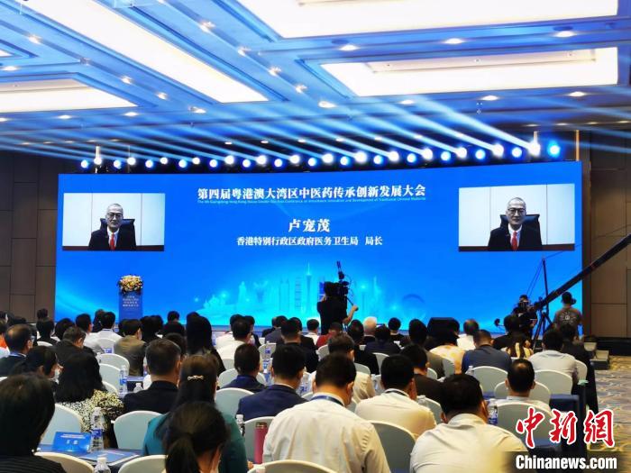 香港特區(qū)政府醫(yī)務(wù)衛(wèi)生局局長(zhǎng)盧寵茂通過(guò)線上參與本次大會(huì)?！∴囨脉?攝