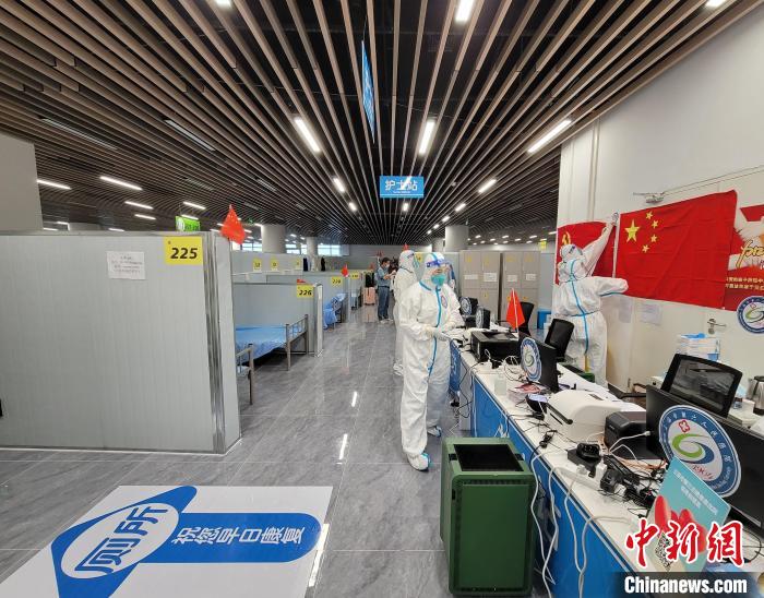 上海援瓊醫(yī)療隊(duì)接管的三亞第三方艙醫(yī)院?！⊥鯐员?攝