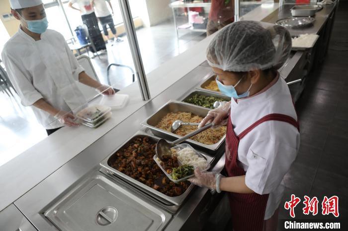 工作人員正在裝飯?！埡鄠?攝