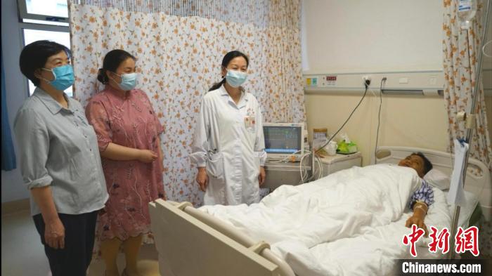 陳先生接受人胚胎干細(xì)胞誘導(dǎo)分化的肝細(xì)胞制劑治療?！∪祟惛杉?xì)胞國家工程研究中心 供圖