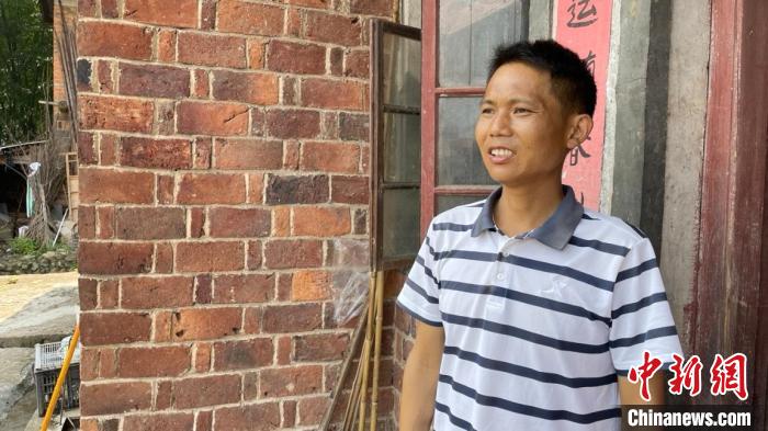 陳先生在位于湖南邵陽市綏寧縣的家中?！∪祟惛杉?xì)胞國家工程研究中心 供圖