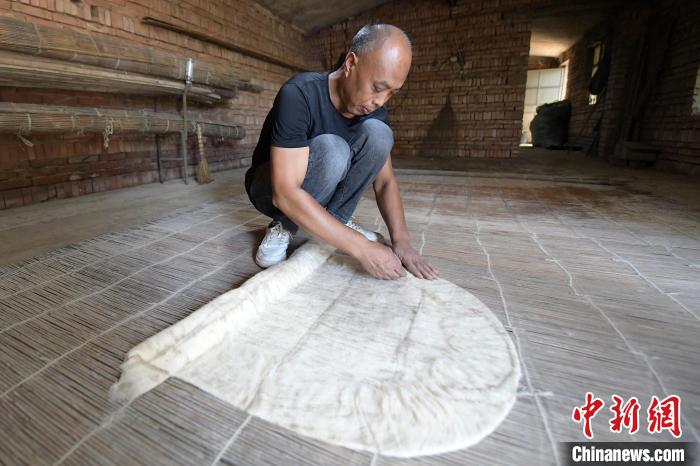 清水毛氈制作技藝傳承人苑國(guó)勝正在折茬。　高丹鈺 攝