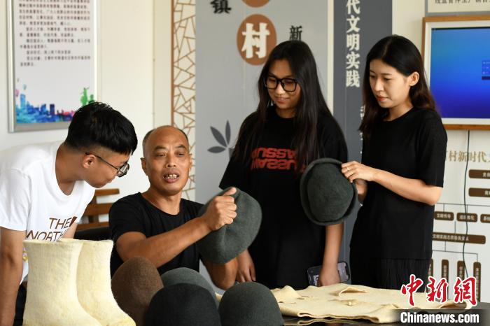 清水毛氈制作技藝傳承人苑國(guó)勝正在向年輕人介紹清水毛氈歷史及制作技藝?！「叩も?攝