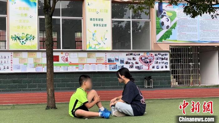 暑假期間，小嘉的姐姐帶他來踢球。原先小嘉不愛說話，踢球之后，更愿意跟家人溝通了。　陳玉霞 攝