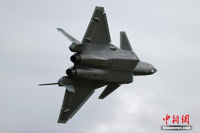 8月26日，中國空軍航空開放活動(dòng)暨長春航空展在吉林長春舉辦。圖為殲-20飛行展示。 <a target='_blank' href='/'>中新社</a>記者 富田 攝 　