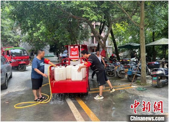 圖為正在忙碌的“送水小分隊”?！∪f盛經(jīng)開區(qū)黨工委統(tǒng)戰(zhàn)部供圖