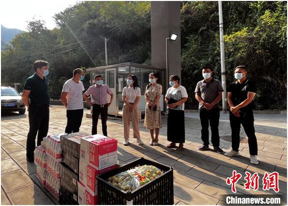 圖為城口縣委統(tǒng)戰(zhàn)部、縣工商聯(lián)(總商會)為城口縣精神衛(wèi)生中心防疫工作人員送上關心慰問和降暑物資?！⒅?攝
