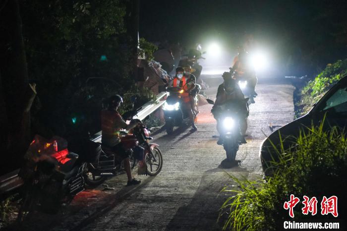 圖為參與救援的“摩托大軍”?！『闻罾?攝1