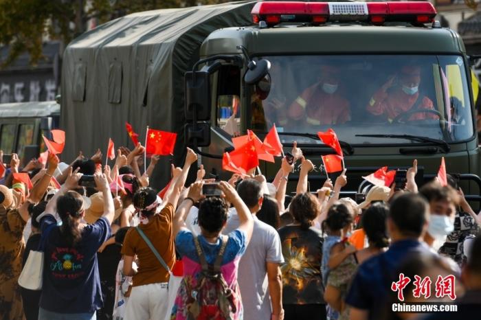 8月28日，云南省森林消防總隊(duì)增援重慶山火撲救最后一批隊(duì)伍304名消防員從重慶北碚區(qū)撤離?，F(xiàn)場(chǎng)，不少當(dāng)?shù)孛癖娮园l(fā)前來，夾道歡送消防員。 <a target='_blank' href='/'>中新社</a>記者 何蓬磊 攝