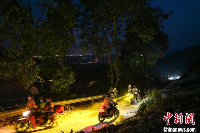 圖為參與救援的“摩托大軍”?！『闻罾?攝