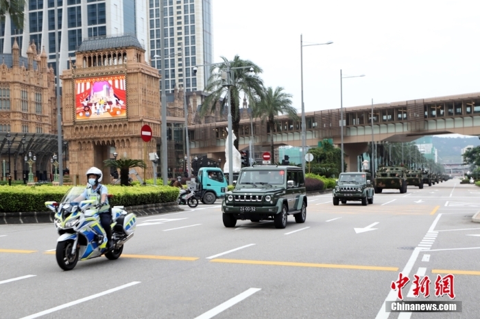 圖為輪換車隊(duì)行駛在澳門街區(qū)。 <a target='_blank' href='/'>中新社</a>發(fā) 陳帥 攝