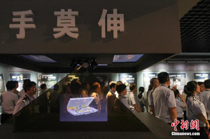 資料圖：2015年10月，海南省公安廳組織黨員干部前往反腐倡廉警示教育基地參觀受教。洪堅鵬 攝