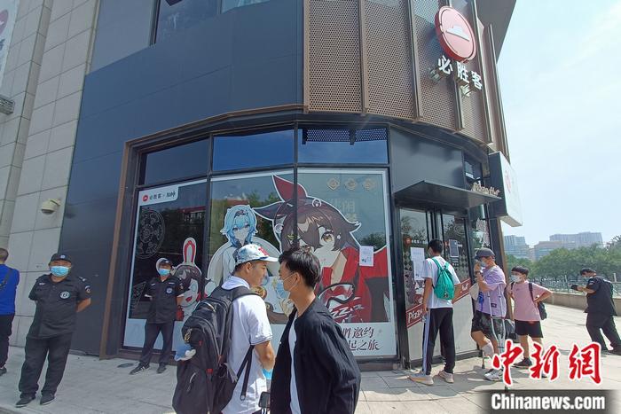 30日，必勝客(工體北路)主題店已暫停營(yíng)業(yè)。 左雨晴 攝