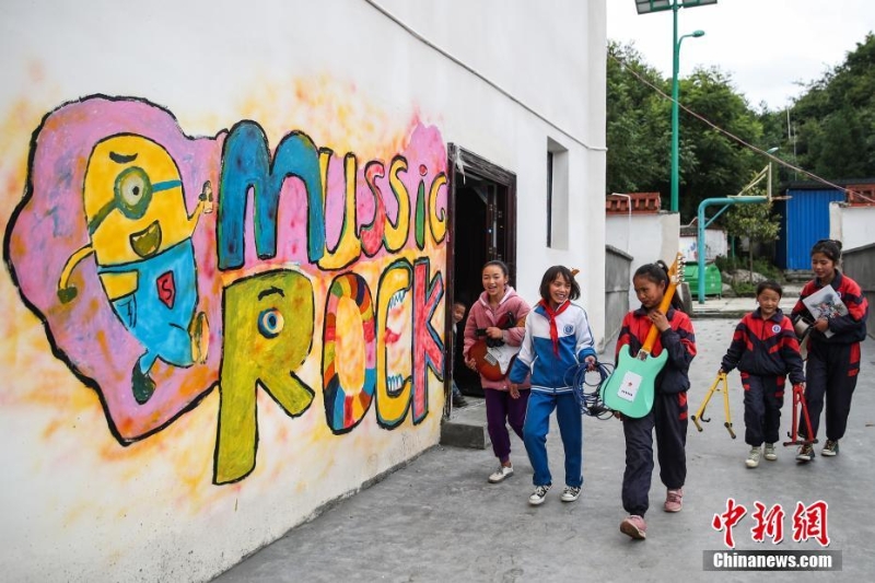 資料圖：“云上學(xué)?！崩锏膿u滾樂隊。<a target='_blank' href='/'>中新社</a>記者 瞿宏倫 攝