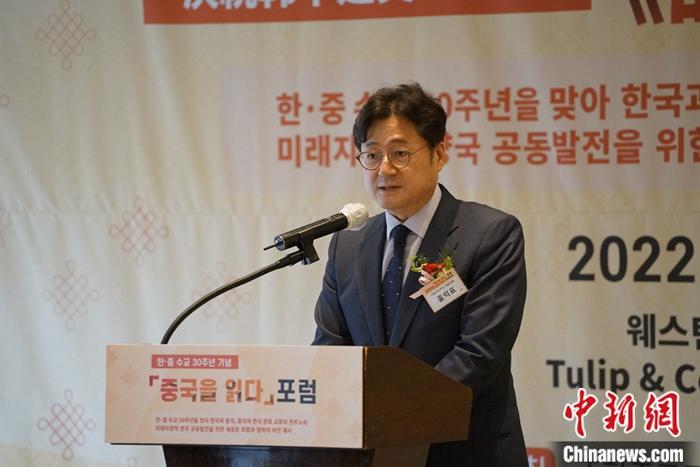 圖為韓國國會議員洪翼杓致辭。劉旭 攝
