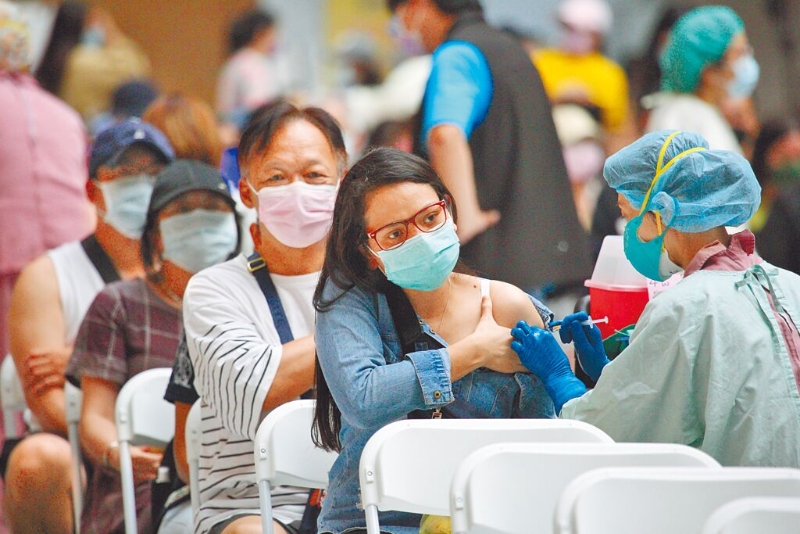 臺當局新冠疫苗采購合約要封存30年才能解密，在島內引發(fā)“黑箱作業(yè)”的輿論質疑。圖為臺灣民眾排隊施打疫苗。（資料照片）圖片來源：臺灣“中時新聞網”.jpg