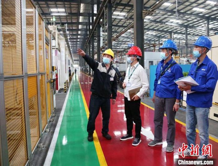 內(nèi)江供電中心營(yíng)銷(xiāo)人員深入企業(yè)助力復(fù)工復(fù)產(chǎn)?！×_國(guó)強(qiáng) 攝