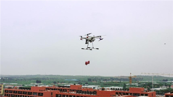 無人機(jī)為重慶山火救援出力 空中科技已成應(yīng)急救援重要幫手