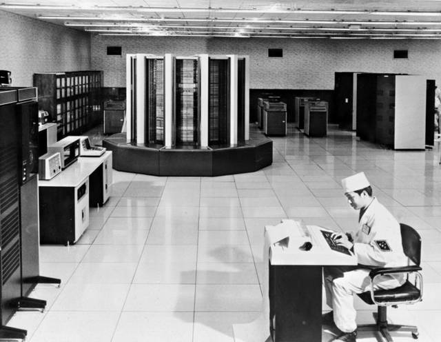 1983年12月22日，中國第一臺(tái)每秒鐘運(yùn)算一億次以上的“銀河”巨型計(jì)算機(jī)，由國防科技大學(xué)計(jì)算機(jī)研究所在長沙研制成功。（圖源：新華社）