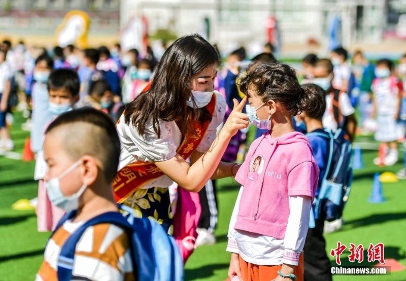 資料圖：老師為一年級新生點朱砂。 <a target='_blank' href='/'>中新社</a>記者 劉新 攝