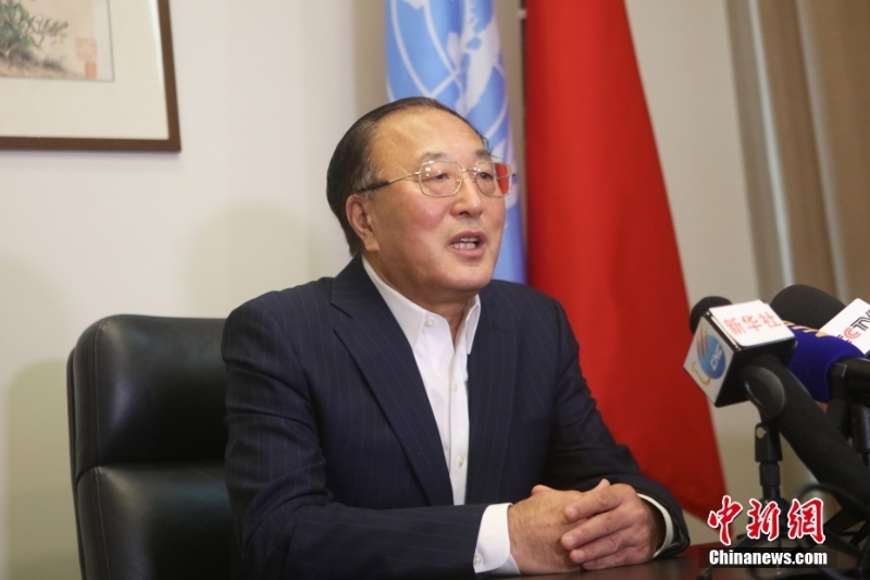 當(dāng)?shù)貢r(shí)間8月31日，中國(guó)常駐聯(lián)合國(guó)代表張軍在紐約聯(lián)合國(guó)總部的安理會(huì)主席辦公室，向媒體介紹中國(guó)擔(dān)任安理會(huì)8月輪值主席工作情況。 <a target='_blank' href='/'>中新社</a>記者 王帆 攝