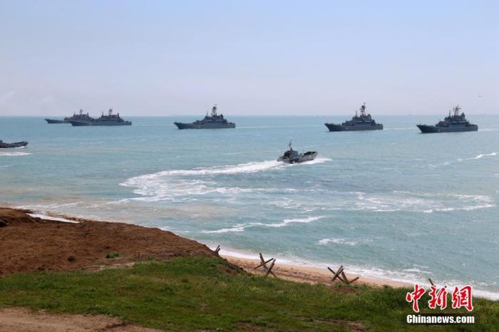 資料圖：俄軍在克里米亞地區(qū)舉行大型跨軍種演習(xí)。<a target='_blank' href='/'>中新社</a>發(fā) 俄羅斯國(guó)防部供圖