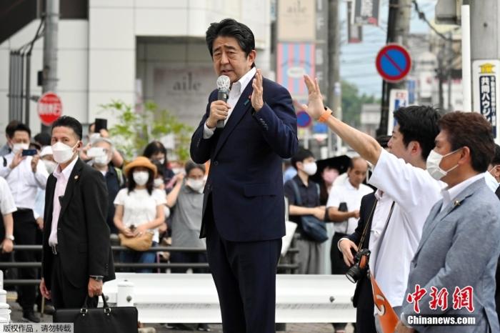 當?shù)貢r間7月8日，日本前首相安倍晉三在奈良市進行演講時遭到槍擊。圖為日本前首相安倍在遭遇槍擊前，正在進行街頭演講。圖片來源：視覺中國