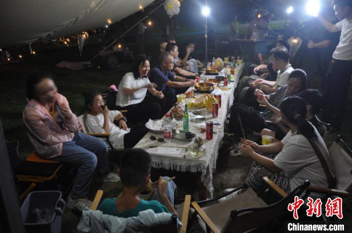 大家圍坐在帳篷下邊吃烤肉邊嘮家常 臺北浙江臨海同鄉(xiāng)會 供圖 大家圍坐在帳篷下邊吃烤肉邊嘮家常 臺北浙江臨海同鄉(xiāng)會 供圖