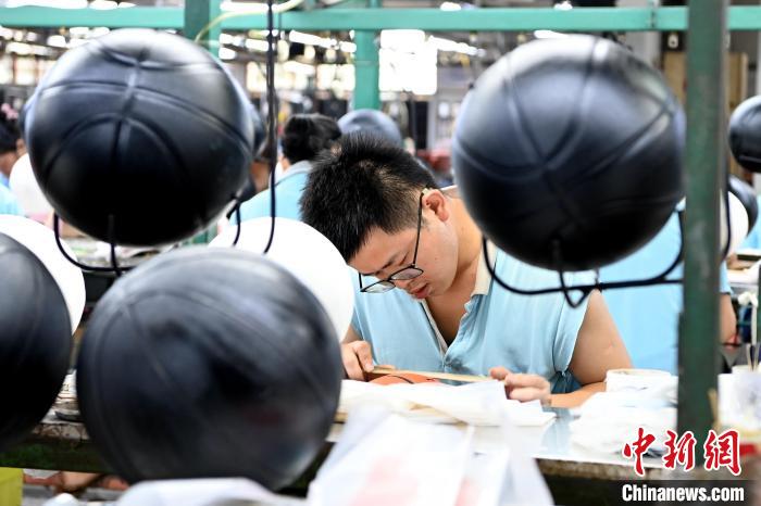 籃球生產車間?！埥鸫?攝