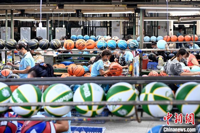 工人忙于制球?！埥鸫?攝