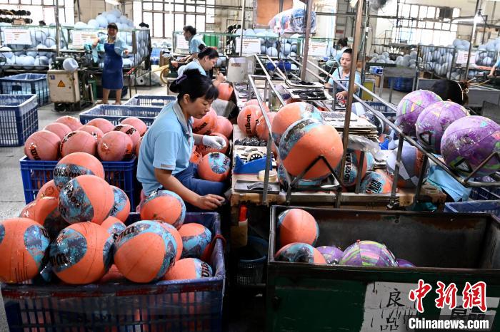 工人忙于制球?！埥鸫?攝