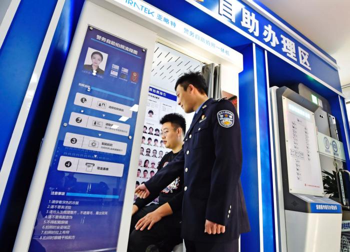 　在遼寧省本溪市公安局北地派出所民警指導(dǎo)下，市民通過自助體檢機(jī)完成機(jī)動(dòng)車駕駛?cè)藱z測項(xiàng)目(2021年12月10日攝)。新華社發(fā)