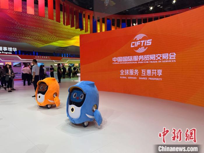 服貿(mào)會(huì)吉祥物“福燕”造型的機(jī)器人。 <a target='_blank' href='/' >中新網(wǎng)</a> 左宇坤 攝