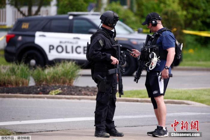 資料圖：當(dāng)?shù)貢r間5月14日，美國紐約州布法羅市一家超市發(fā)生大規(guī)模槍擊事件，造成至少10人死亡，3人受傷。據(jù)報道，警方表示，嫌犯為一名18歲的白人槍手，他在作案時身著防彈衣，并用頭戴攝像機(jī)進(jìn)行現(xiàn)場直播。圖為警方在事故現(xiàn)場調(diào)查。