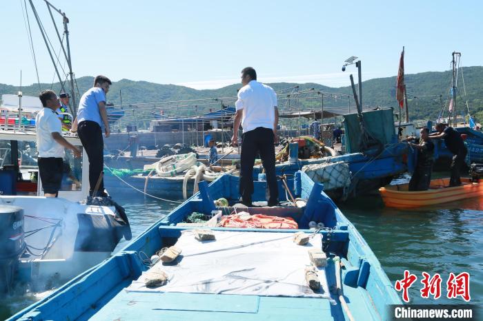 圖為漁民準(zhǔn)備秋汛出海捕魚。　趙俊 攝