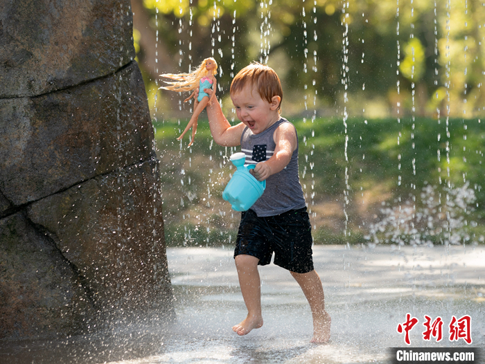 圖為一名兒童在美國加州圣何塞一處公園戲水。 <a target='_blank' href='/'>中新社</a>記者 劉關(guān)關(guān) 攝
