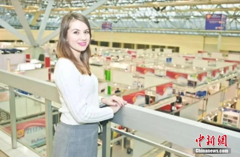 俄速通員工Dilyara在中俄博覽會(huì)現(xiàn)場(chǎng)。 黑龍江俄速通國(guó)際物流有限公司提供 