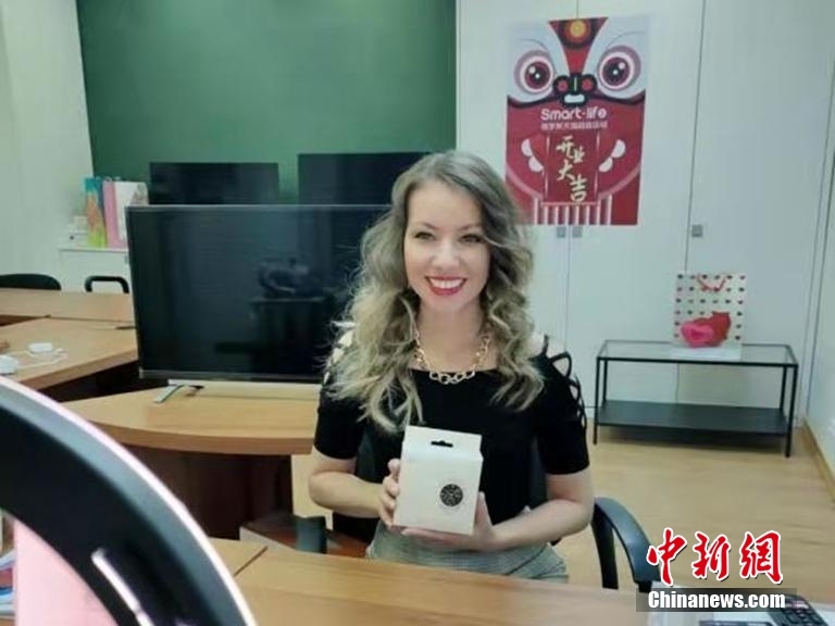 俄速通員工Dilyara直播銷售中國(guó)商品。 黑龍江俄速通國(guó)際物流有限公司提供