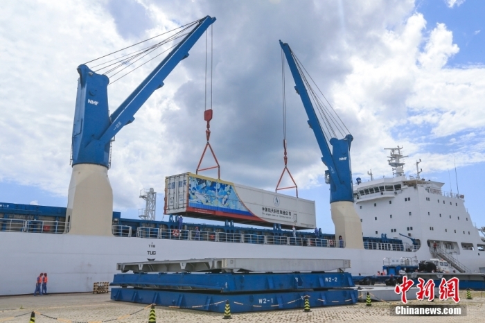 圖為長(zhǎng)征五號(hào)B遙四運(yùn)載火箭運(yùn)抵海南文昌清瀾港后進(jìn)行卸載作業(yè)。 <a target='_blank' href='/'>中新社</a>發(fā) 屠海超 攝