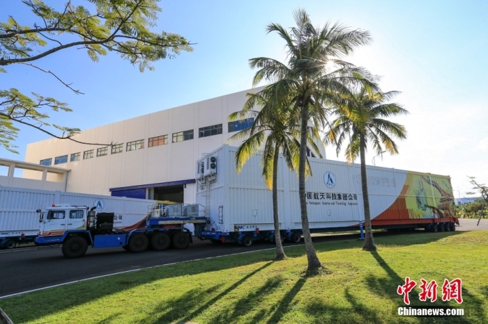 圖為長(zhǎng)征五號(hào)B遙四運(yùn)載火箭安全運(yùn)抵文昌航天發(fā)射場(chǎng)。 <a target='_blank' href='/'>中新社</a>發(fā) 屠海超 攝