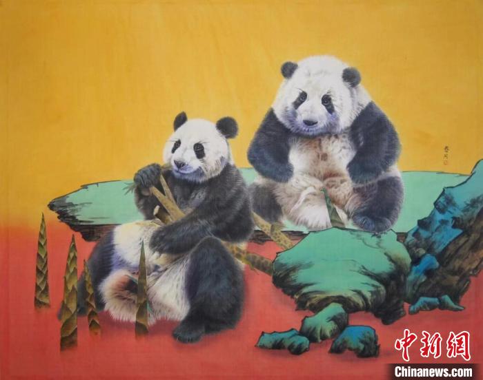 四川黃埔后代姚霽月展出畫作《熊貓圖》?！∷拇ㄊ↑S埔軍校同學(xué)會(huì)供圖