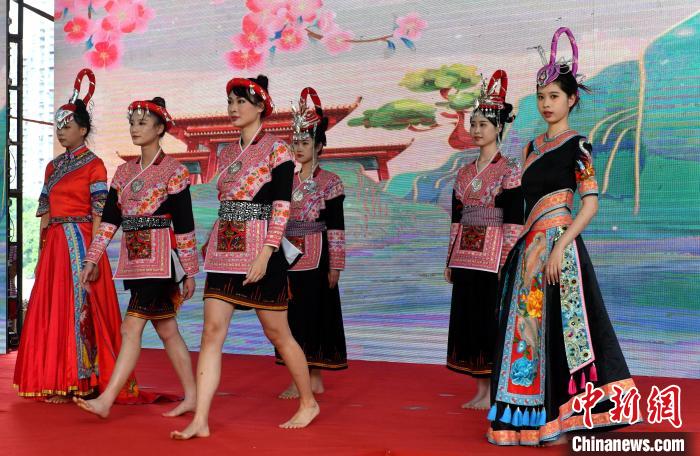 活動(dòng)現(xiàn)場(chǎng)進(jìn)行服裝走秀。　呂明 攝