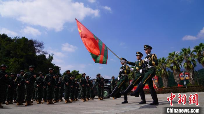 9月2日，迎武警部隊旗幟?！堦愑?攝