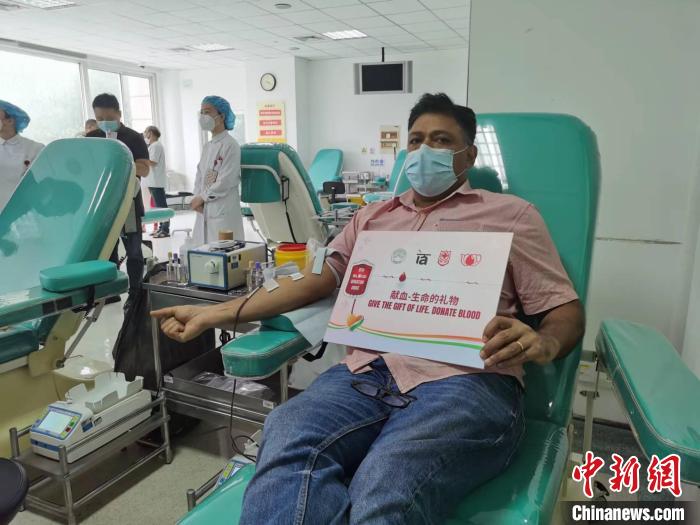 印度友人獻(xiàn)血?！￡愳o 攝