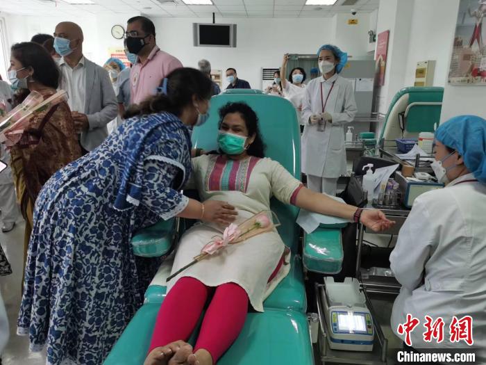 印度友人絡(luò)繹前來獻(xiàn)血?！￡愳o 攝