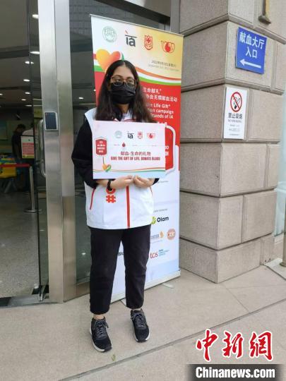 印度小志愿者，他們大多十四五歲，身穿志愿者服裝，用流利的普通話和英文，為獻(xiàn)血者指引路線等?！￡愳o 攝