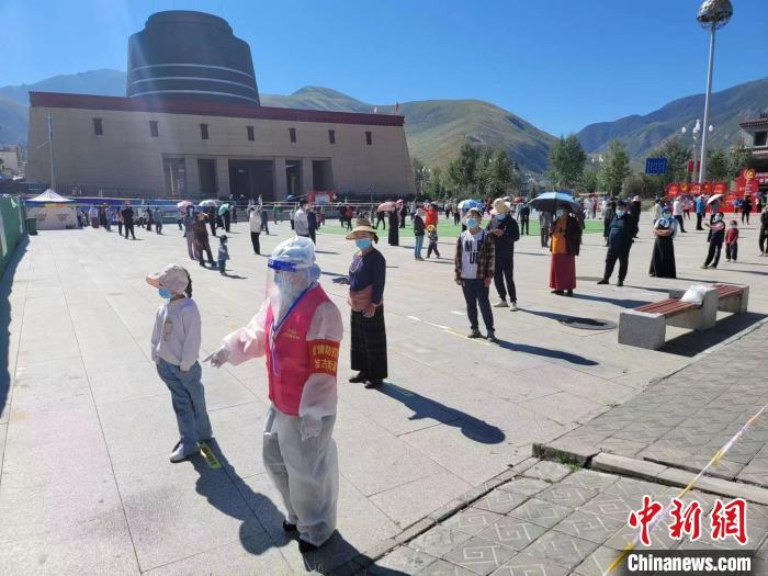 圖為玉樹州核酸檢測現(xiàn)場?！∮駱渲菸麄鞑抗﹫D